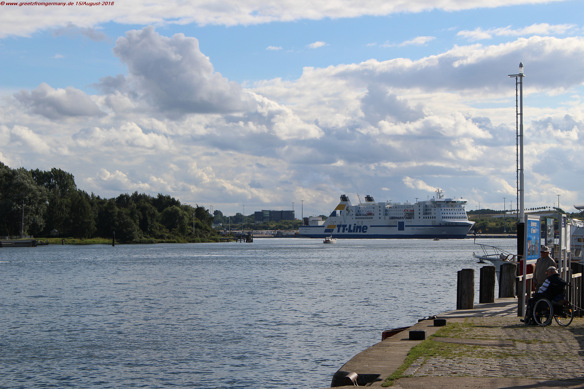 In Travemünde, big and small meet: River Trave meets the Baltic Sea, and the small boats that accompanied the blogger along the Trave canal better get out of the way of huge cruise ships.