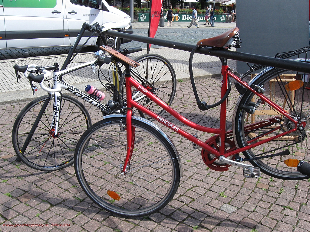 Lightweight and cheap means of bike protection: a parking space next to a much more attractive and more expensive bike (note that it is only the old one that got chained by its owner, in this case, though ...)